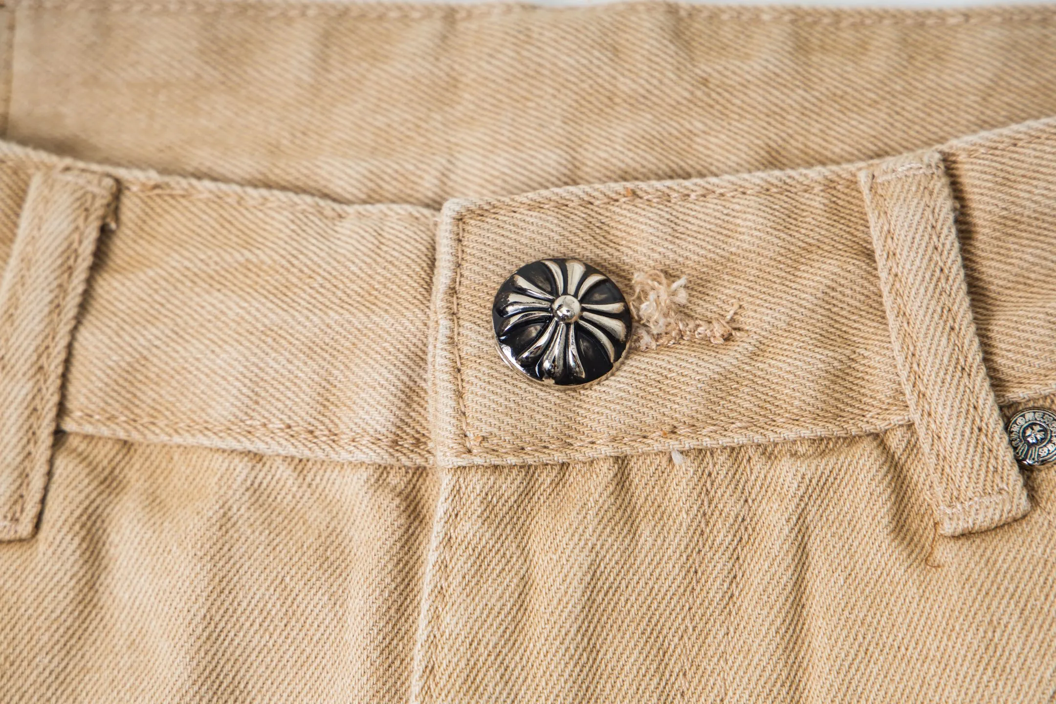 P240 Chrome Hearts 2025 New Miami Limited Couple Washed Jeans with Multiple Black Cross Leather Labels is a hot item this season and is sought after by countless celebrities and fashionistas. The neat details of the cutting process add color to the playful fashion! The neat and meticulous design, and the well-fitting structure is unique. The upper body not only has outstanding recognition, but also looks younger and younger. A style with the ultimate wearing meaning and performance, gorgeous color matching, and the craftsmanship of this style is also extremely extraordinary. After the finished product is washed, it is disassembled and hand-made with sheepskin cross leather and then spliced ​​together to complete. The whole piece has too many craftsmanship to describe. It is decorated with patchwork cross flowers and high-waisted washed jeans! ! Absolutely high-end luxury product, a god-level single product, a super popular product, made with top heavy industry, a magic weapon that cannot be missed in the street. Style number: 1866# Size: 28 30 32 34 Color: khaki pink khaki black